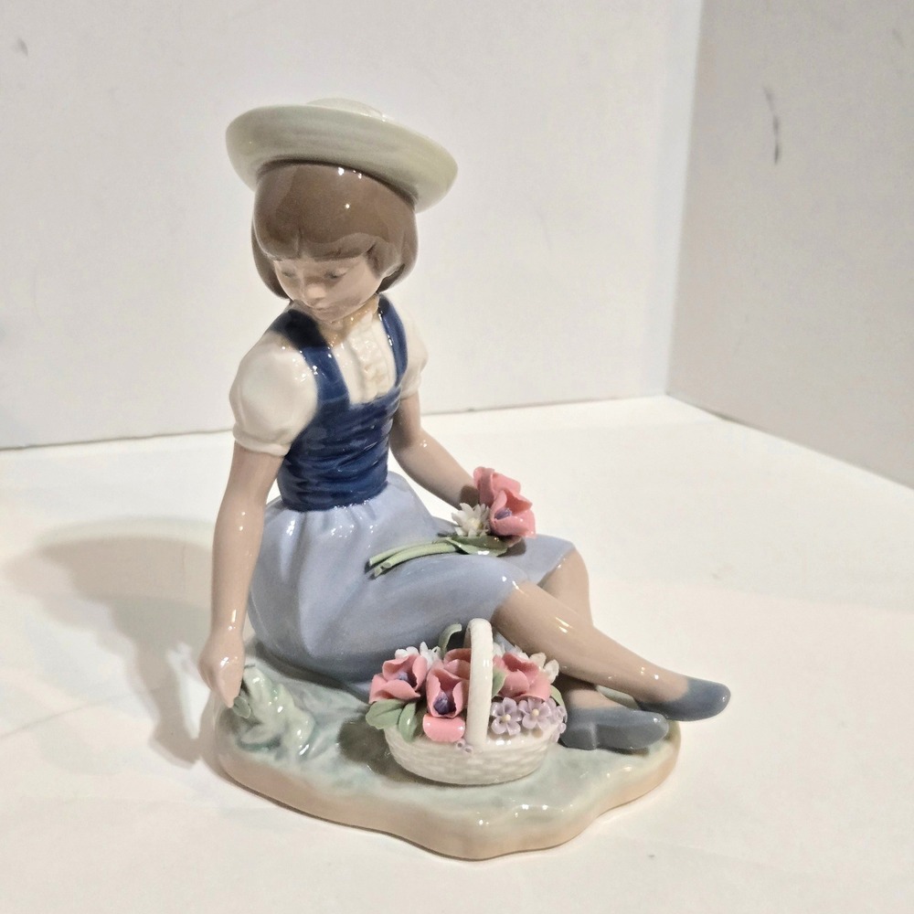 Lladro 6" Picking Flowers Figurine Girl with Basket 6" Garden Cottage #1287 READ